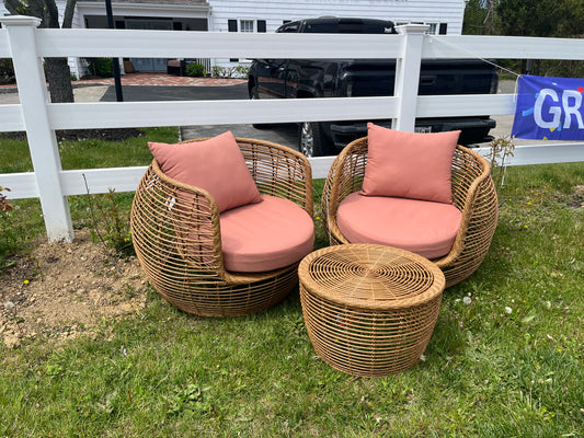 Outdoor 2 chairs and table rose cushions